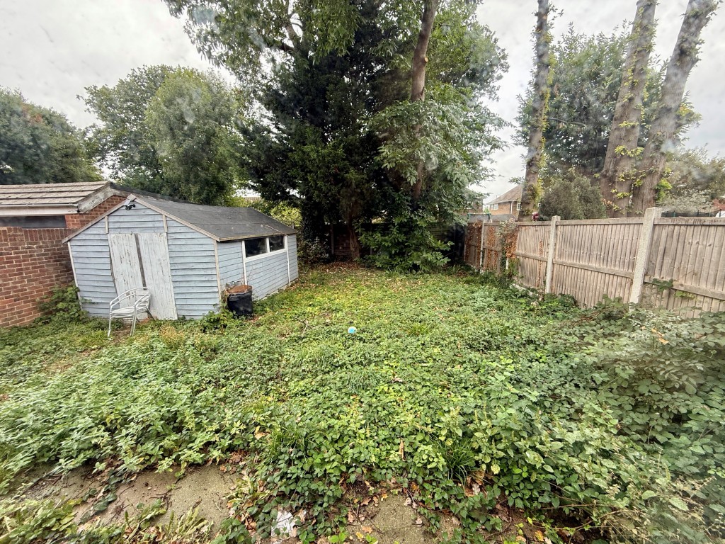 Lot: 148 - SEMI-DETACHED HOUSE FOR REFURBISHMENT - Garden to rear